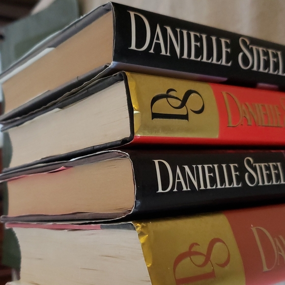 Danielle Steel lot of 4 hardcover books 📚 - Picture 6 of 7